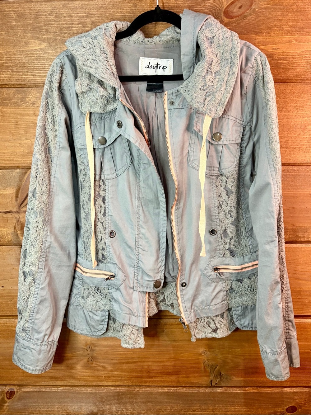 Daytrip Lace-Trim Hooded Utility Jacket in Light Gray Size Large